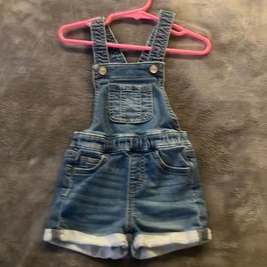 Super cute bib shorts.